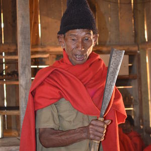 Nagaman med traditionellt verktyg (kniv)