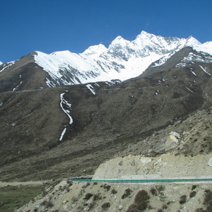 En resa landvägen från Kathmandu i Nepal till Lhasa i Tibet erbjuder svindlande vackra vyer, ansträngande höga höjder, klosterbesök, böneflaggor men också ett möte med en 